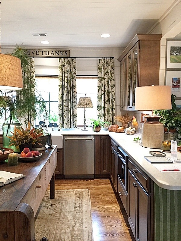How to Decorate Small Spaces Like the Pros, #traditionalkitchens #antiques #windowtreatments #showhouses